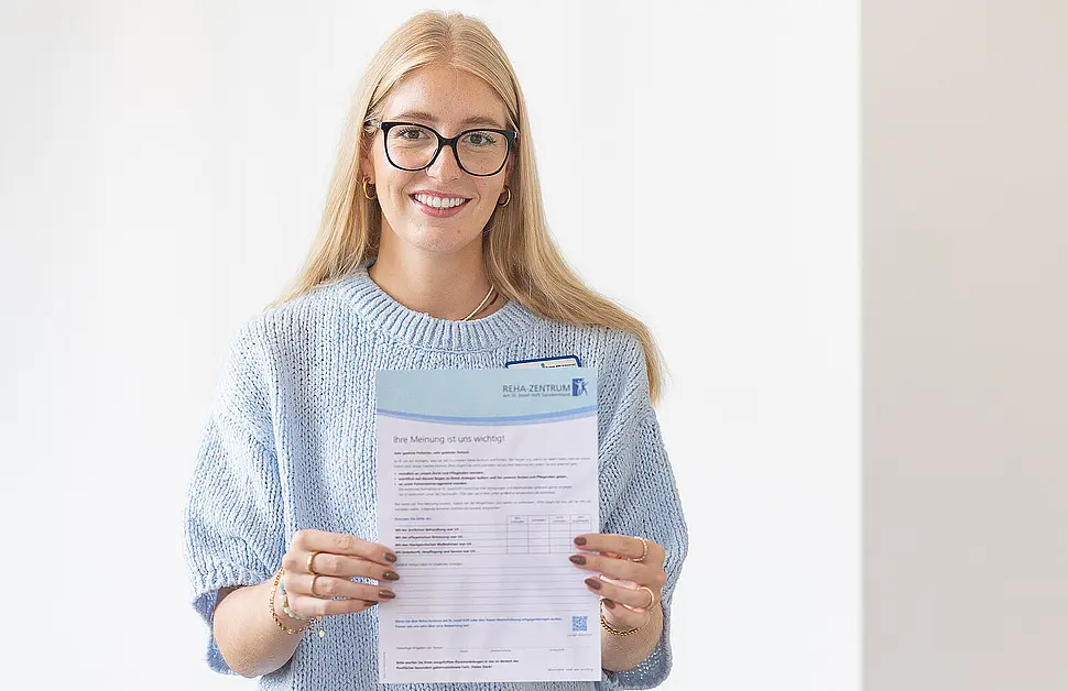 Annika Harbert hält einen Fragebogen zur Patientenzufriedenheit des Reha-Zentrums am St. Josef-Stift in den Händen.