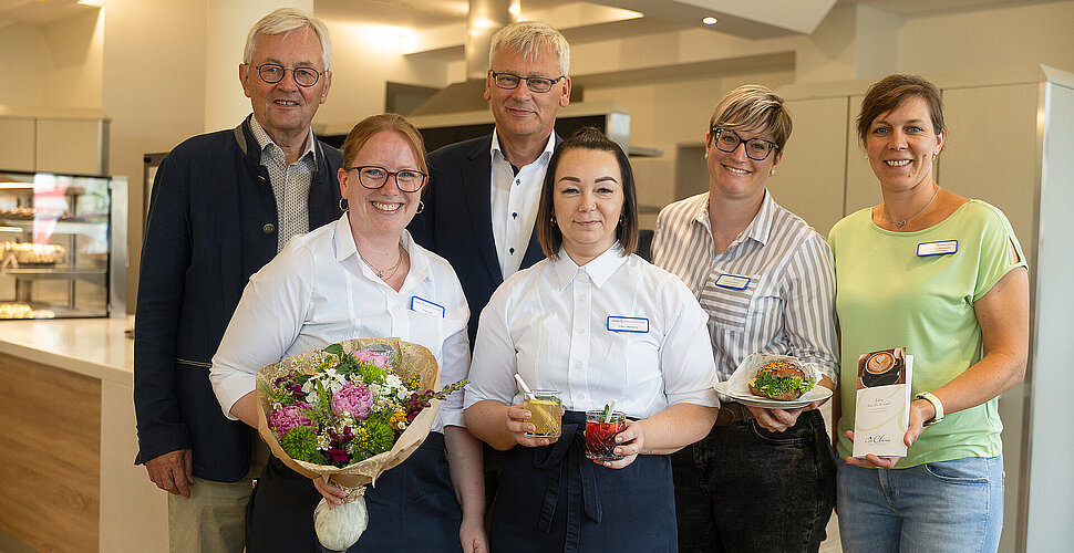 Seit dem 7. Juli sind die Türen des Café Clara im St. Josef-Stift geöffnet. Darüber freuen sich Werner Strotmeier und Dietmar Specht (Geschäftsführung, hinten v.l.) mit Caféleitung Lydia Loy, Ivana Memedov, Katharina Markfort und Marie-Christin Mersmann (Leitung Hotelleistungen). 