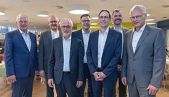Vertreter von Kuratorium und Direktorium wünschen dem scheidenden Chefarzt Dr. Hartmut Bork und seinem Nachfolger Dr. Sven Jung alles Gute.