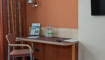 Schreibtisch im Wahlleistungszimmer.