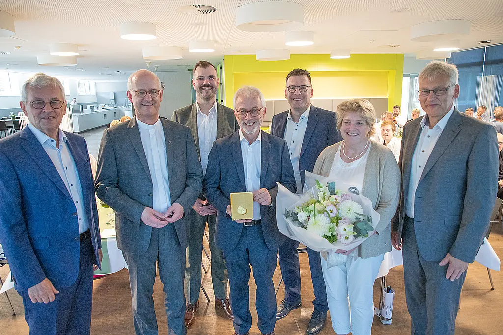 Gruppenbild mit Chefarzt Dr. Hartmut Bork zu seinem Abschied in den Ruhestand.