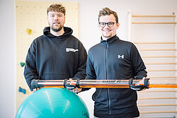 Geschick, Ausdauer und sportlichen Ergeiz galt es im Reha-Zentrum zu beweisen. Die Sporttherapeuten (v.l.) Arne Becker und Lucas Biermann gaben einen Einblick in ihren Arbeitsalltag. Geschick, Ausdauer und sportlichen Ergeiz galt es im Reha-Zentrum zu beweisen. Die Sporttherapeuten (v.l.) Arne Becker und Lucas Biermann gaben einen Einblick in ihren Arbeitsalltag.