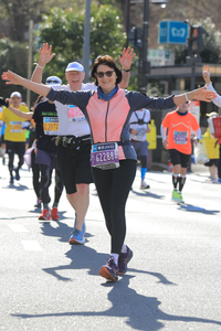 Überglücklich schaffte Dr. Hilka Höveler-Klebsch den Tokio-Marathon – mit neuer Hüfte. Überglücklich schaffte Dr. Hilka Höveler-Klebsch den Tokio-Marathon – mit neuer Hüfte.