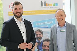 Wertschätzung für die Pflege drückten Pflegedirektor Niklas Wiechert (l.) und Netzwerkkoordinator Markus Giesbers aus. Wertschätzung für die Pflege drückten Pflegedirektor Niklas Wiechert (l.) und Netzwerkkoordinator Markus Giesbers aus.