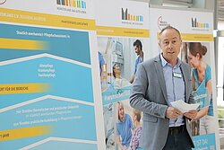 Erläuterte die Bausteine der Pflegeausbildung, die in der Wanderausstellung erklärt werden. Erläuterte die Bausteine der Pflegeausbildung, die in der Wanderausstellung erklärt werden.