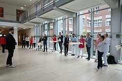Pflegedirektor Niklas Wiechert wies auf den Widerspruch von professioneller Pflege und ihrer Wahrnehmung in der Öffentlichkeit hin. Pflegedirektor Niklas Wiechert wies auf den Widerspruch von professioneller Pflege und ihrer Wahrnehmung in der Öffentlichkeit hin.