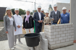 Die Grundsteinlegung für die Erweiterung des Reha-Zentrums am St. Josef-Stift markiert einen Meilenstein (v.l.): Dr. Heike Horst, Dr. Hartmut Bork, Ursula Coerdt-Binke, Peter Kerkmann, Joachim Fahnemann, Dr. Ansgar Klemann, Anja Heeger und Christian Opitz.