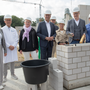Die Grundsteinlegung für die Erweiterung des Reha-Zentrums am St. Josef-Stift markiert einen Meilenstein (v.l.): Dr. Heike Horst, Dr. Hartmut Bork, Ursula Coerdt-Binke, Peter Kerkmann, Joachim Fahnemann, Dr. Ansgar Klemann, Anja Heeger und Christian Opitz.