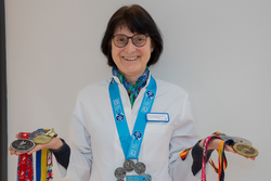 Dr. Hilka Höveler-Klebsch mit den sechs Medaillen, die ihr den „World Marathon Majors“ sicherten. Dr. Hilka Höveler-Klebsch mit den sechs Medaillen, die ihr den „World Marathon Majors“ sicherten.